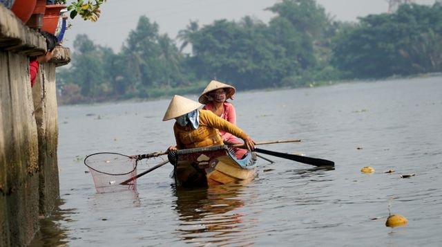 Người[-]thả[-]cá,[-]người[-]chờ[-]sẵn...[-]chích[-]điện[-]vợt[-]cá!